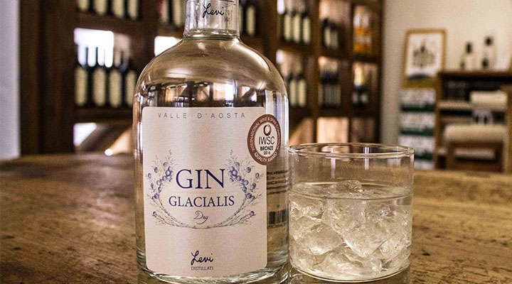 Gin Glacialis, il distillato da bacche di ginepro che nasce sulle montagne valdostane
